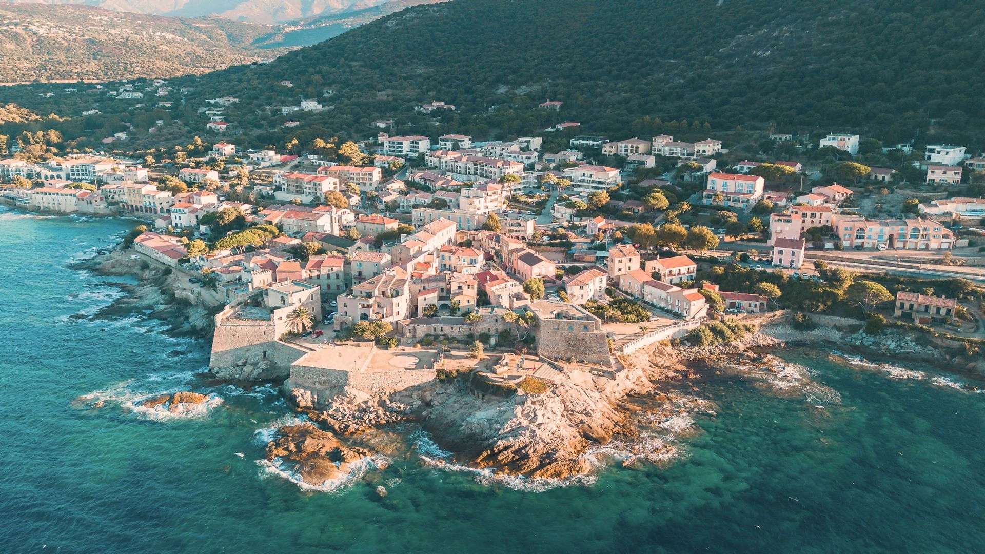 Vue aérienne d'une ville côtière méditerranéenne avec fortifications anciennes et architecture typique